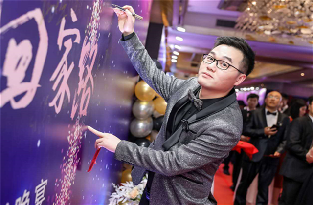 【高光“疫”事】勇敢逆行的特殊“网约车”——888腾博会90后，用信念打通生命运输线