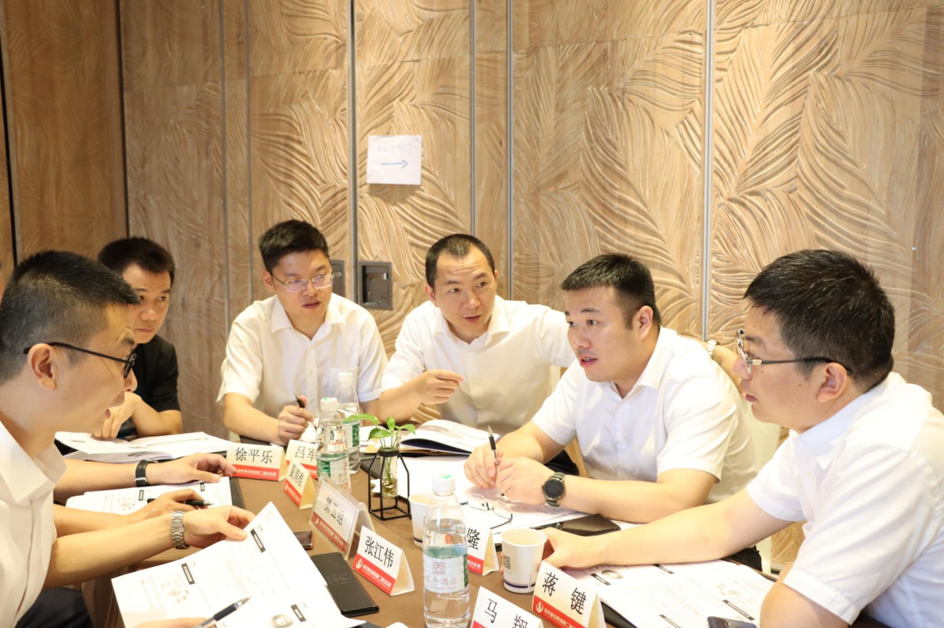 2021年6月25日-26日，888腾博会二建组织开展了2021年中高层主管执行力培训。本次培训特邀清华、北大、上海交大总裁班讲师，中国企业家协会特聘高级讲师许晋老师进行授课。